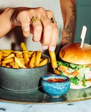 Alle unsere Burger werden in einem Brioche Bun und mit Tomaten, Salat und Mauri Dressing serviert. Sie können wahlweise mit Pommes oder Beilagensalat bestellt werden.