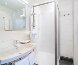 Guest room bath