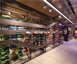 wanderschuhe-alle-schuhe-laufschuhe-schuhkäfig-in-der-laden-mitte-intersport-stähle-bad-säckingen