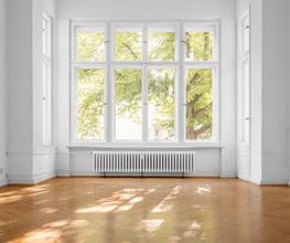 Weißes Zimmer mit Blick ins Grüne