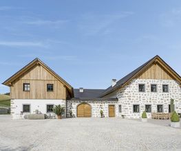 Sanierung geplant? 🙌🏼 Gut aufgepasst!
Die Energiekrise und Klimawende rücken den Energieverbrauch in den eigenen vier Wänden immer stärker in den Mittelpunkt. Bis zu 30 % der Energie eines Hauses können über alte Fenster verloren gehen. Deshalb lohnt sich ein Fenstertausch gerade jetzt, denn perfekte Funktionalität sowie bester Wärmeschutz bei Fenstern und Türen sind ein absolutes Muss, um den Energieverbrauch effizient zu reduzieren.
#internorm #fenster #haustüren #türen