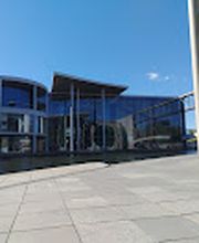 Blick vom Anleger auf das Bundeskanzleramt.
