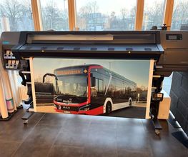 mediaService Bremen | Full-Stack Werbeagentur - Ein moderner HP Latex-Großformatdrucker druckt ein detailreiches, farbintensives Werbemotiv eines Linienbusses für die Fahrzeugvollverklebung.