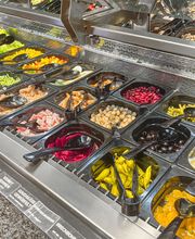 Vegane und vegetarische Produkte (Feinkost)
Bei uns finden Sie ebenso eine wachsende Auswahl an vegetarischen und veganen Alternativen. Ob gekühlt oder nicht – für die vegane Ernährung stehen Ihnen unsere Produkte zur Verfügung.
Dazu bieten wir Ihnen auch eine große Auswahl an vegetarischen Produkten an. Ebenso finden Sie eine breite Palette an glutenfreien Waren. Bei uns bleiben keine Wünsche offen!