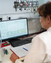 Mitarbeiterin bei Auswertung von Graphen