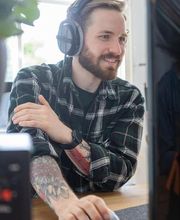 FIUMU Mitarbeiter arbeitet am Computer