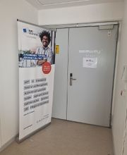 Ein Flur mit einem WBS Training Schild und einer Eingangstür