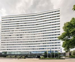 Radisson Blu Hotel Bonn with 336 rooms and a rooftop bar on the 17th floor.