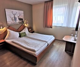 Zimmer 7, hirsch,doppel Bett, Hotel Drei Lilien, Werbach, Tauberbischofsheim, liebliches Tabertal, Hotel, Holz, medium Zimmer,.jpg