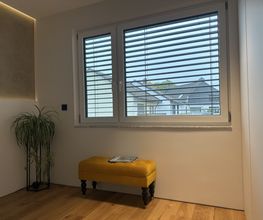 Modernes Schlafzimmer mit Q4-Oberflächen, präzise ausgeführten Bodenschattenfugen und hochwertigem Parkettboden.