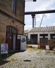 Eingang  eines Backsteingebäudes. Davor stehen zwei Werbeaufsteller der WBS TRAINING.