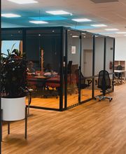 Glaskasten mit geschwärzten Scheiben für vertrauliche Meetings.