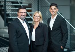 Als Familienunternehmen sind wir seit bald 30 Jahren für unsere Kunden und Partner ein vertrauensvoller und kompetenter Begleiter. Wir kümmern uns gerne um die Finanz- und Versicherungsangelegenheiten unserer Mandanten. Es freut uns, Menschen Klarheit und