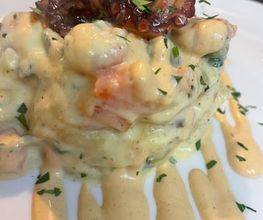 Cremiger Meeresfrüchte-Tapa mit Oktopus-Garnitur.