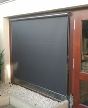 Senkrechtmarkise mit Seilführung und Motor