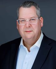 REAL ENERGIE – Der Energiemakler für Unternehmen & Immobilienverwalter. Als unabhängiger Partner sichern wir günstige Energieverträge, optimieren Ihre Strom- & Gasbeschaffung, beraten zu Smart Metern & Direktvermarktung – strategisch, transparent & nachhaltig.