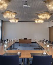 Salon Braunlage ist ein stilvoll eingerichteter Tagungsraum, der sich perfekt für geschäftliche Besprechungen, Konferenzen und Seminare eignet. Der Raum ist hell und geräumig, mit großen Fenstern, die viel natürliches Licht hereinlassen.