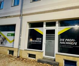Außenansicht vom Beratungsbüro in Markranstädt. Blick auf eine Fensterfront einer Nachhifeschule.