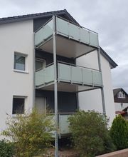 Stapelbalkon über 3 Etagen mit Geländer GE1 Glasfüllung