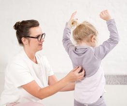 Yogalehrerin aus Berlin bei einer Yoga Übung