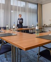 Der Salon Kiel ist ein stilvoll eingerichteter Tagungsraum, der sich perfekt für geschäftliche Besprechungen, Konferenzen und Seminare eignet. Der Raum ist hell und geräumig, mit großen Fenstern, die viel natürliches Licht hereinlassen. Moderne Möbel und hochwertige audiovisuelle Ausstattung sorgen für eine professionelle Atmosphäre. Der Raum verfügt zudem über schnelles WLAN und flexible Bestuhlungsmöglichkeiten, um verschiedenen Veranstaltungsformaten gerecht zu werden.