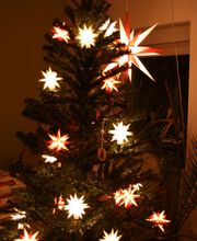 Weihnachtsbaum mit Sternenbeleuchtung