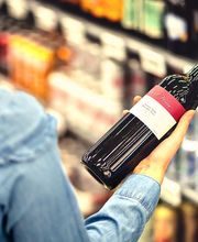 GETRÄNKEABTEILUNG
Auf 100 m² Fläche decken Sie sich in unserer Getränke Abteilung mit Ihrer liebsten Erfrischungen ein. Bei uns finden Sie eine große Auswahl sowohl an alkoholischen als auch an alkoholfreien Getränken.