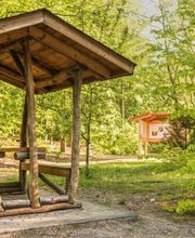 Eine überdachte Sitzgruppe am Eingang zum FriedWald Mühlenbecker Land.