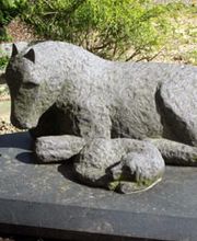 Skulptur auf einer Grabplatte