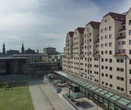 Außenansicht des Maritim Hotels Dresden: Prächtiges Gebäude an der Elbe, verbindet historische Architektur mit modernem Komfort, ideal gelegen für Tagungen und Events.