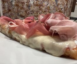 Pizza al trancio con salumi misti