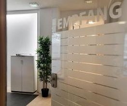 Geöffnete Glastür zum Empfang.