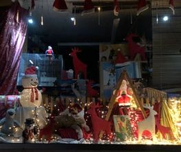 Hier sieht man das frischgeschmückte Schaufenster für Weihnachten.