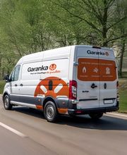 Véhicule Garanka en route vers un entretien, dépannage ou le remplacement d'une chaudière ou pompe à chaleur.