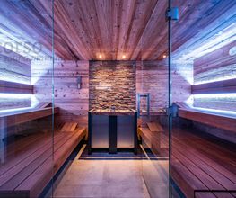 Urige Altholz Sauna mit Glasfront für Zuhause. Maßanfertigung der corso sauna manufaktur. Saunahersteller seit 1968. Made in Germany.