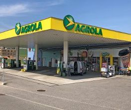 AGROLA Tankstelle in Jegenstorf mit TopShop. Grosse Überdachung. Zwei AGROLA Logos und AGROLA Schriftzüge entlang dem Dachbalken.