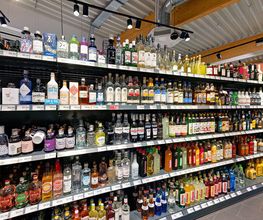 Getränke
Entdecken Sie die erfrischende Seite von EDEKA Prahl! Von Astra über Bio-Bier von Wildwuchs, süddeutschem Weißbier bis hin zu exquisiten Mix-Getränken bieten wir Ihnen eine große Auswahl feinhopfiger Spezialitäten. Weinliebhaber freuen sich über erlesene Weine aus Deutschland, den beliebtesten Weinanbau-Gebieten Europas und Übersee. Dazu feinste Schnäpse und Liköre. Doch bekommen Sie bei uns auch Mineralwasser, Säfte, Limonaden, Eistees, Energydrinks & Co.