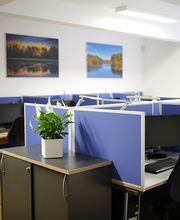 Schulungsraum mit mehreren abgetrennten PC-Arbeitsplätzen.