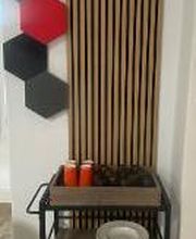 Rollwagen im Besprechungsraum mit Tassen und Tellern.