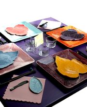 Table de Printemps, Assiettes en faïence et couverts en corne. Création et Fabrication en France par SIECLE Paris.