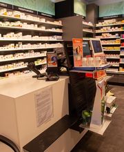 Pharmacie-Amavita-Portes-Rouges-caissier
