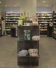 Innenraum-amavita-apotheke-vispach