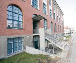 Außenansicht vom Schulungsgebäude mit Blick auf den Eingangsbereich.
