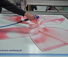 Schleife Direktdruck Aluverbund mit gefräster Kontur, eine Produktion von Furore-Werbung GmbH in Berlin