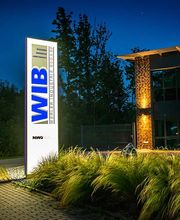 Gerader Werbepylon mit vollflächig leuchtenden Fronten