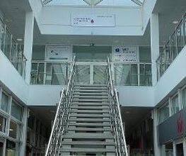 Treppe zum Eingangsbereich der WBS TRAINING Hellersdorf.