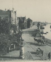 Das historische Foto zeigt die Staulinie in Oldenburg, eine malerische Straße entlang des Hafens mit Blick auf das Stadtbild und den Wasserlauf. Dieses beeindruckende Bild veranschaulicht die Geschichte und den Charme der Stadt. Die Alte Stadtkasse, ein zentral gelegenes Gebäude in Oldenburg, verbindet den historischen Charakter der Umgebung mit modernen Möglichkeiten für Coworking, Meetings und Events. In unmittelbarer Nähe zu diesem nostalgischen Bereich gelegen, bietet die Alte Stadtkasse vielseitige Räumlichkeiten für Hochzeiten, Tagungen und Firmenevents.