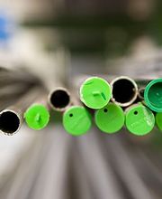 Professionelle Rohrleitungen für moderne Sanitärinstallationen – sauber verlegte und geschützte Rohre als Grundlage für zuverlässige Wasser- und Heizsysteme.