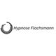 Das offizielle Marken-Logo von Hypnose Flachsmann besticht durch ein minimalistisches, modernes Design in Schwarz-Weiß. Es kombiniert eine dynamische, konzentrische Kreis-Grafik – die Fokus, Trance und mentale Zentrierung symbolisiert – mit einem klaren, leicht kursiven Schriftzug. Das Visual repräsentiert die Werte Vertrauen, Professionalität und Transformation im Bereich der therapeutischen Hypnose.