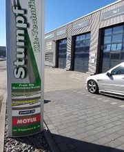 Kfz-Technik Stumpf GmbH - ein Blick auf unseren Pilon vor der neuen Werkstatthalle
